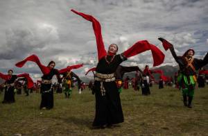 Tibetans perform for tourists. Source: Getty Images/Kevin Frayer