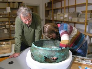 The cauldron, with paleobotanist Manfred Rösch and conservator Tanja Kreß in Tübingen. Source: Bettina Arnold 